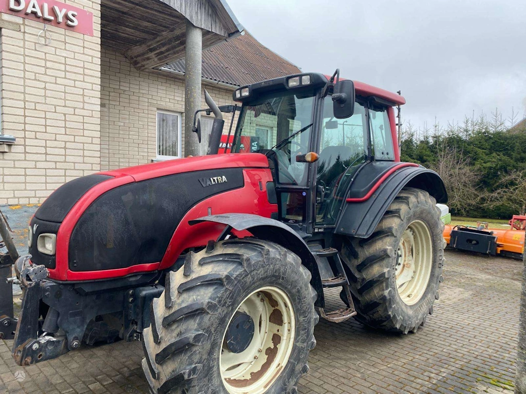 traktorius valtra